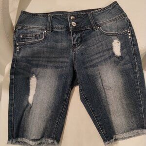 Low cut denim shorts